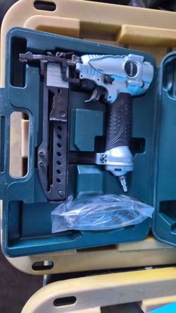 Hitachi Pneumatic Finish Nailer with Case