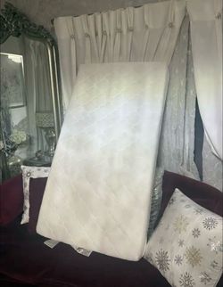 Crib mattress good quality clean including cover !🌺