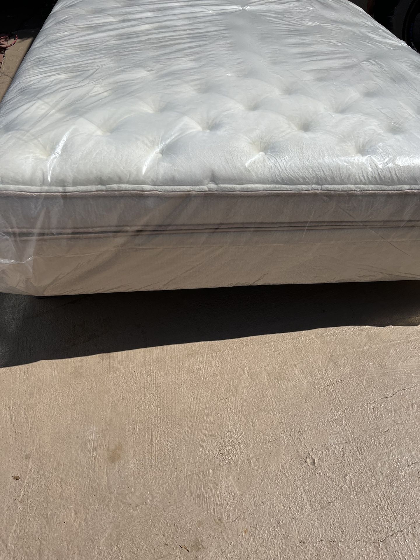 17” H California King Pillowtop Mattress ONLY DISPLAY MODEL Home & Garden