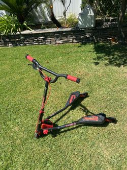 Gd. Cond. Fliker Carver Wiggle Scooter