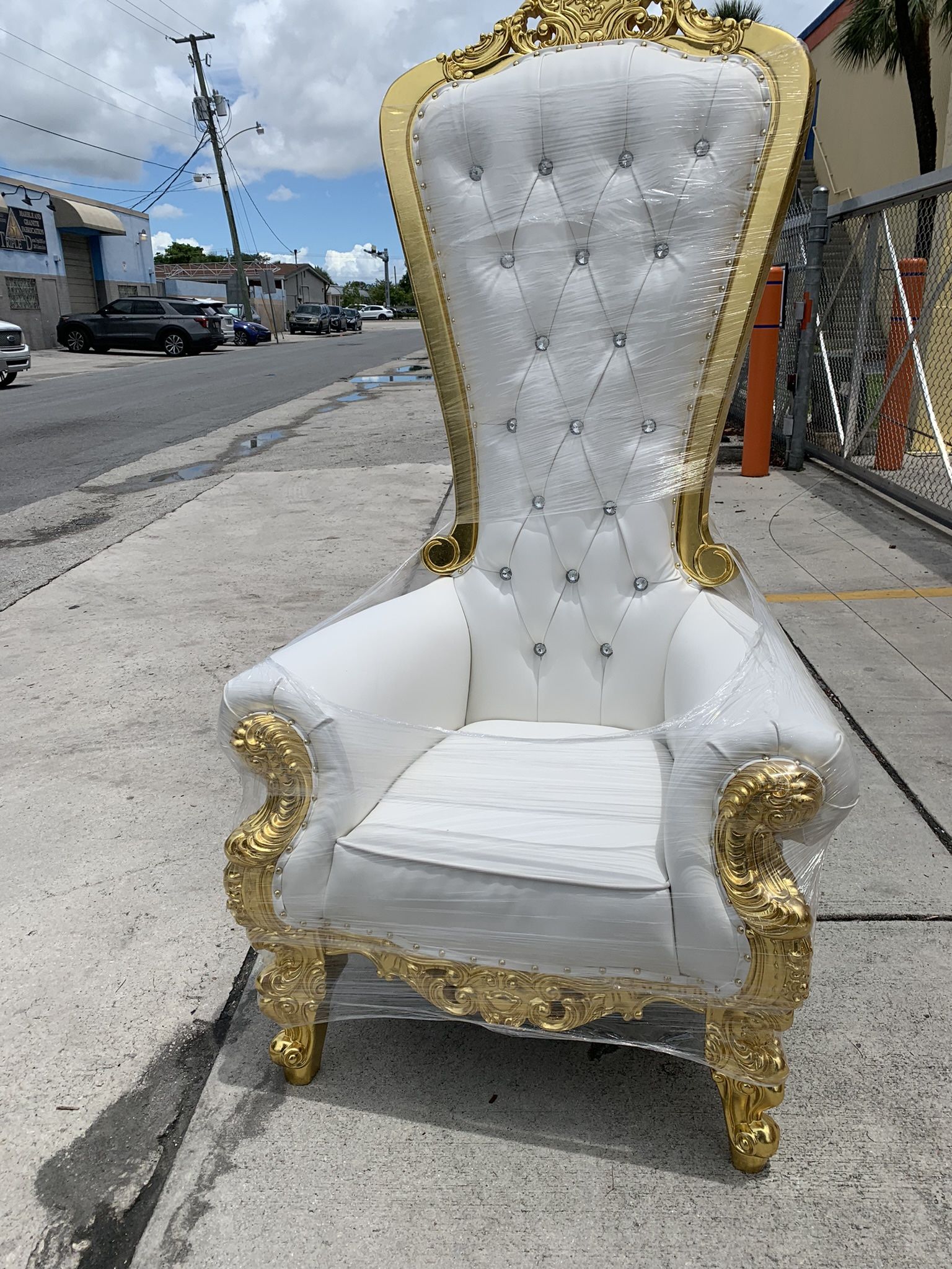 White & Gold Throne Rent Only