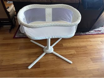 Halo bedside bassinet with lounger pillow