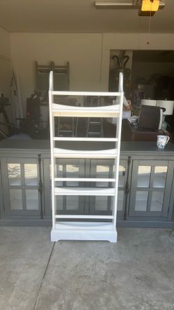 Wall book shelf