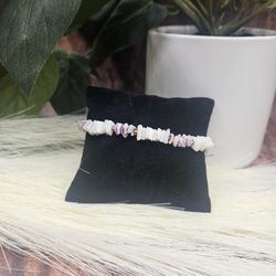 Vintage Hawaiian White Purple Heishi Puka Shell Beaded bracelet with screw closure approximately 7 1/4" *C