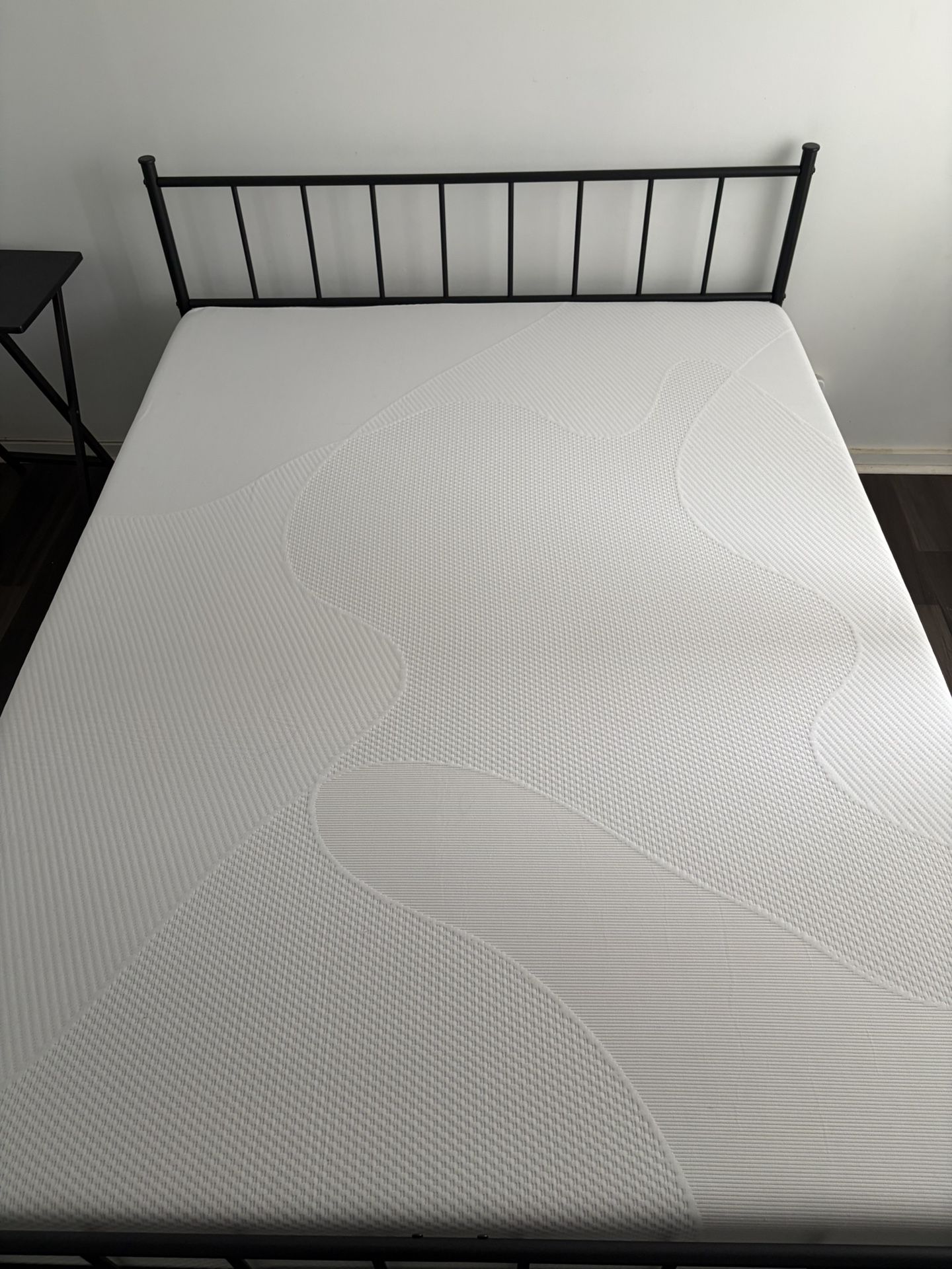 Queen Bed w/ mattress, sheets and pillows