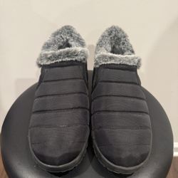 Minnetonka Black Fur-Lined Slippers Size 9