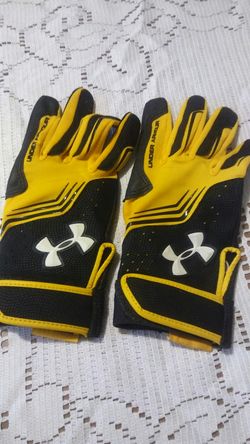 Size adult small "UnderArmor" batting gloves