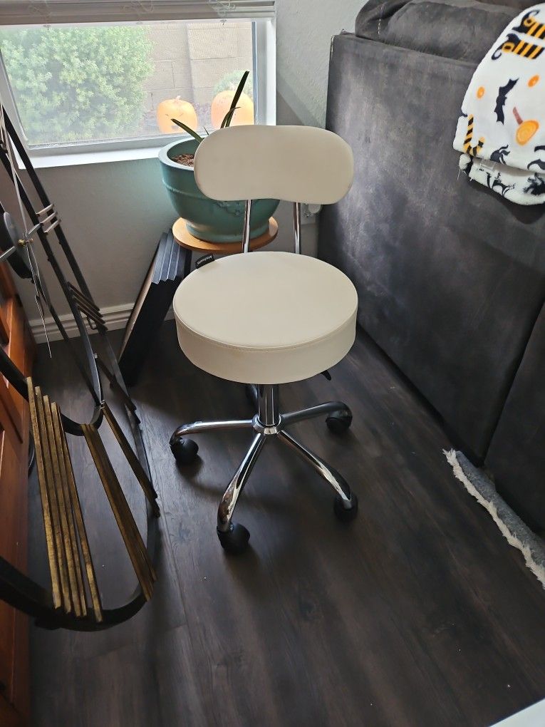 Artechworks Rolling Chair