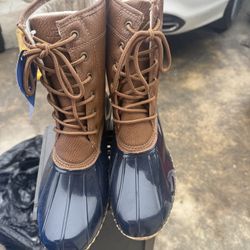 New Woman’s Snow Boots Size 8M