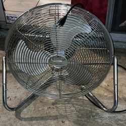 Ventilador industrial con tres velocidades de aluminio sus aspas son de fierro tiene la misma fuerza que un grande