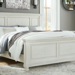 Robbinsdale Queen Panel Bed

