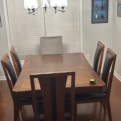 American signature expandable mint condition dining room table sold wood + 6 used chairs 