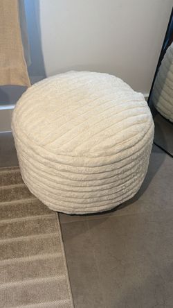White Round Bouclé Pouf / Ottoman