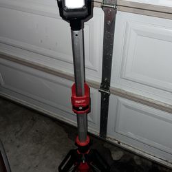 Milwaukee M12 Dual Power Light Tower