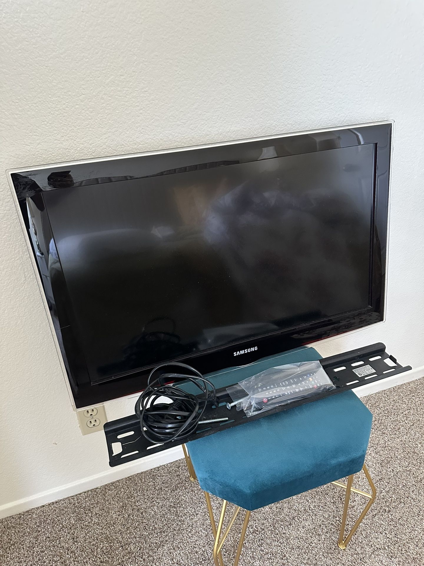 Samsung 32-inch HD LCD Smart TV + Full set of mount!