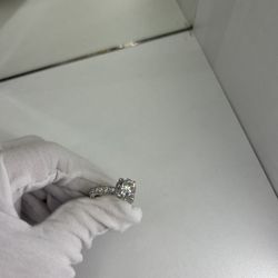 18ct gold 3ct center stone 5ct total stone 