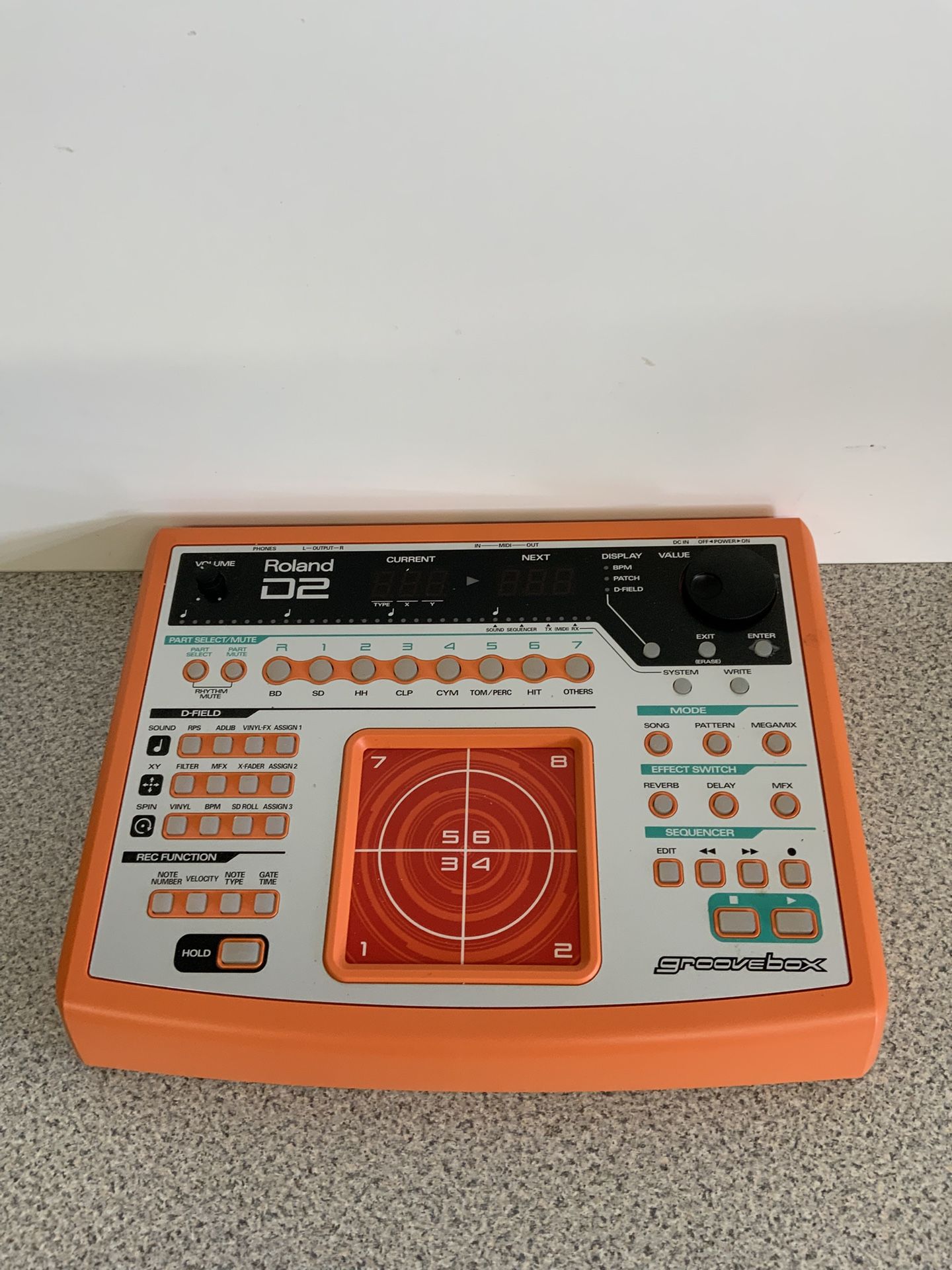 Roland D2 Groovebox Drum Machine Sequencer