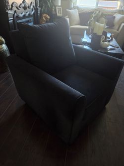 Large Like new Black swivel chair