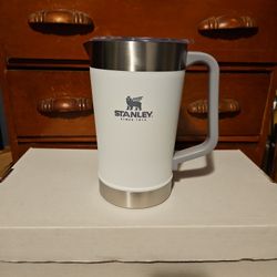 Stanley Pitcher 64 oz 
