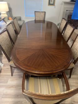 Dining Room Table w/8x chairs w/3x leafs Mt. Airy furniture company