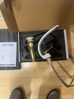 Bathroom faucet In White and Gold