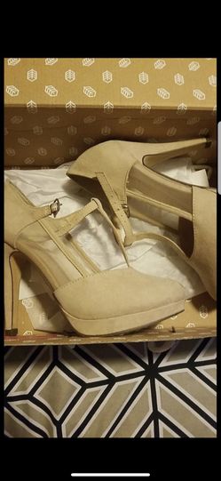 Size 6 beige strap heals