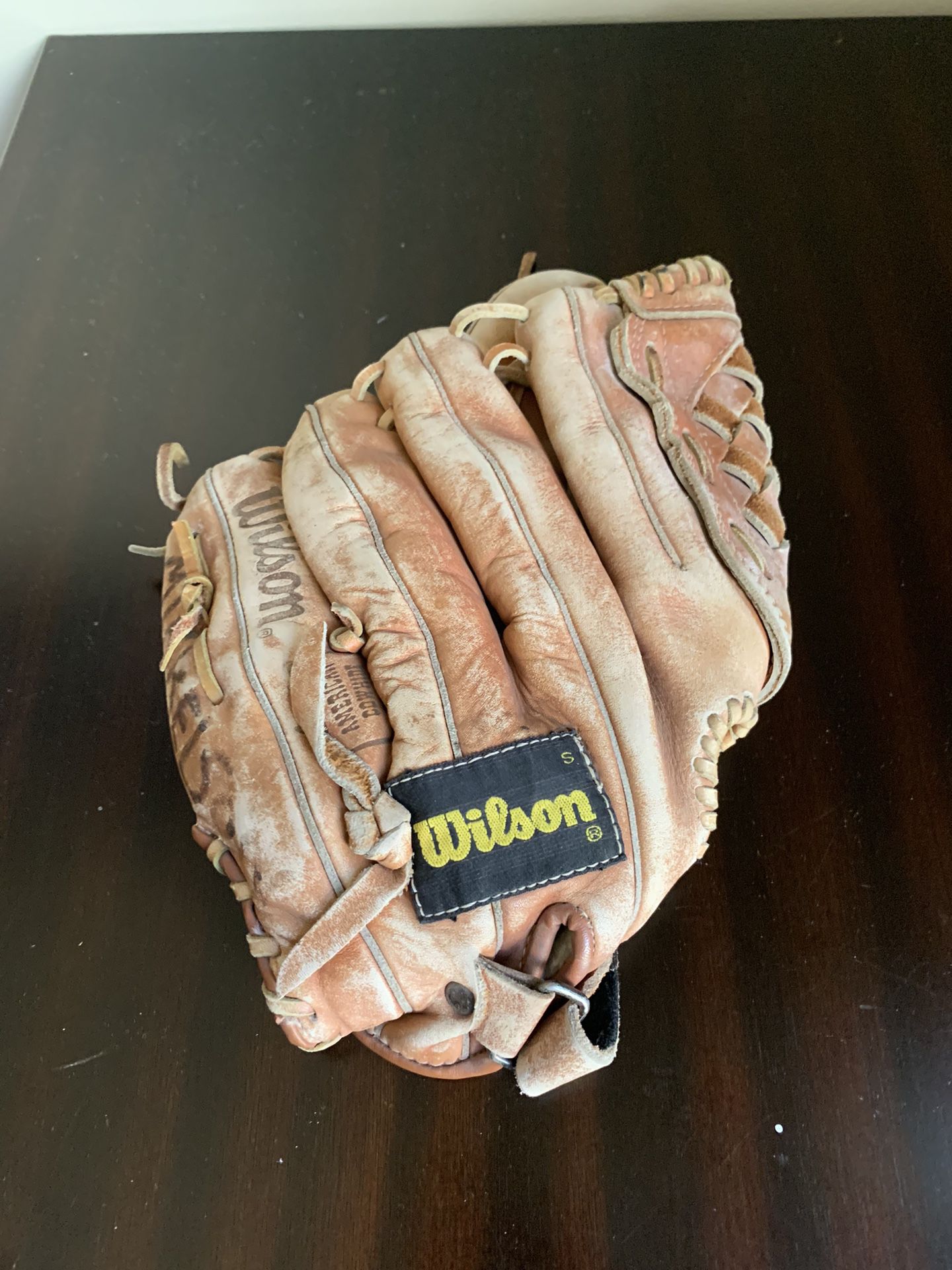 Wilson A2124 11.5" glove RHT