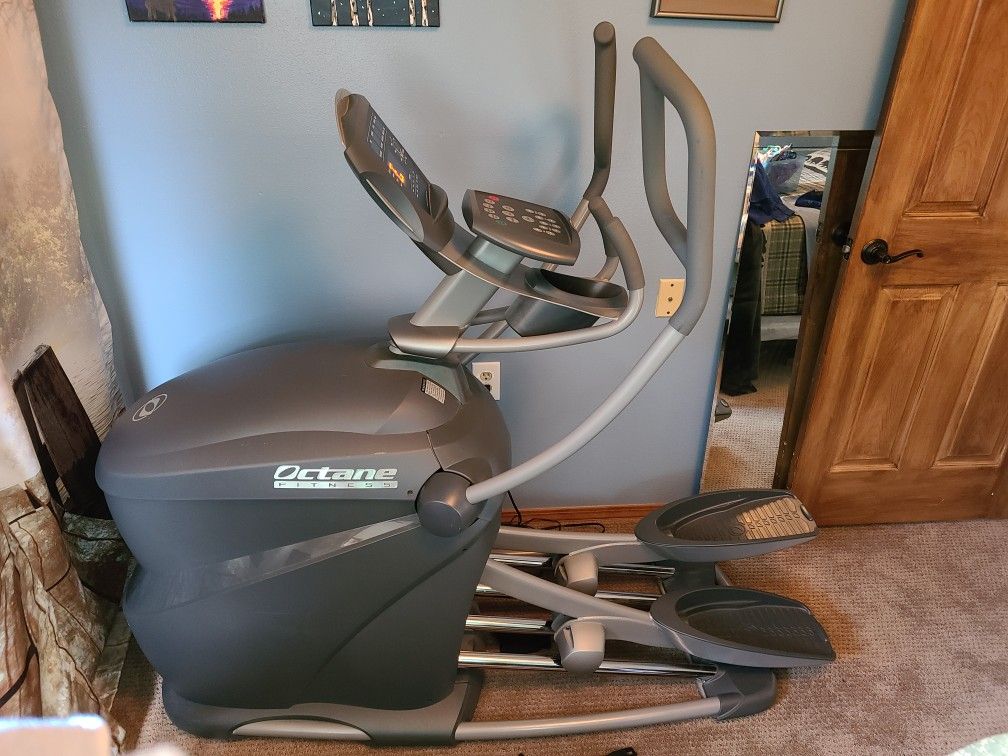Octane Q37e Elliptical Trainer