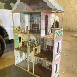 4ft tall doll house In Porterville CA