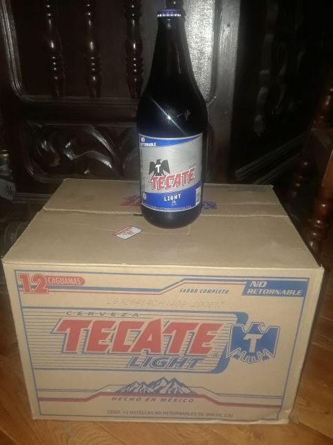 Cartón de caguamas Tecate light mexicana
