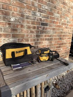 DEWALT 2.3 Amp Corded 1/4 Sheet Palm Grip Sander Kit with Contractor Bag
