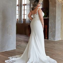 V-Neck Straps Grace Wedding Dress Featuring Appliques Tulle