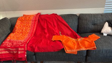 Beautiful red lahanga set newv L only