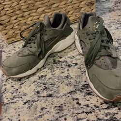 Nike Air Huarache Women’s Size 9