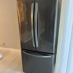 33-inch LG SS French Door Refrigerator. 100% FULLY WORKING! 