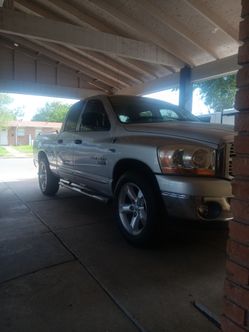 Sending a 2006 Dodge Ram with 5.7 Hemi for 7500 or best offer