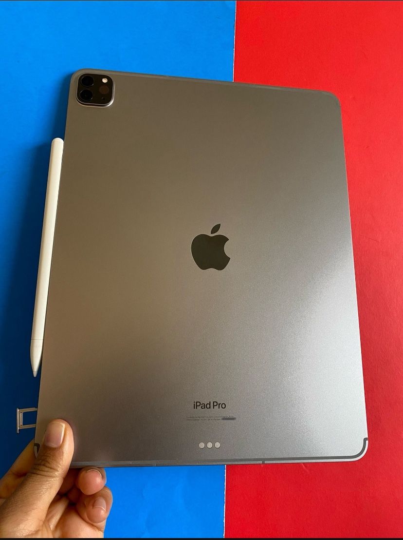 Apple IPad Pro 12.9” 6th Generation (2022 Model / M2 chip ) 128GB WiFi + cellular (5G Unlocked) with keyboard, pen & Accessories