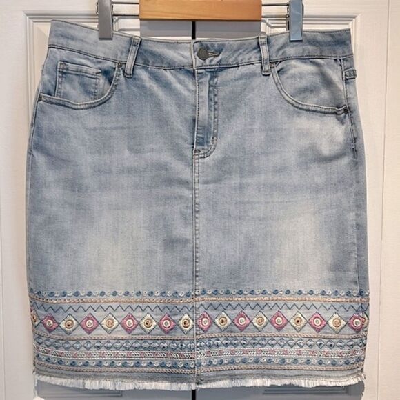 Charlie B Light Wash Embroidered Fringe Hemline Skort Size 14 Womens