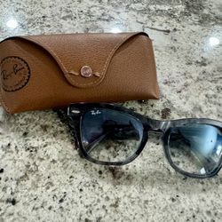 RAY-BAN WAYFARER SUNGLASSES IN GRAY