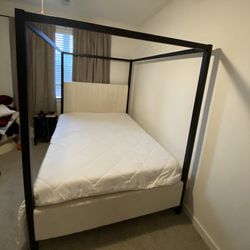 Queen Size canopy Bed