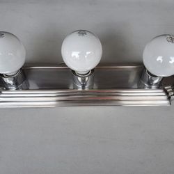 Vanity light fixture with light bulbs