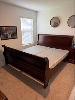 King bedframe with box springs (wood)