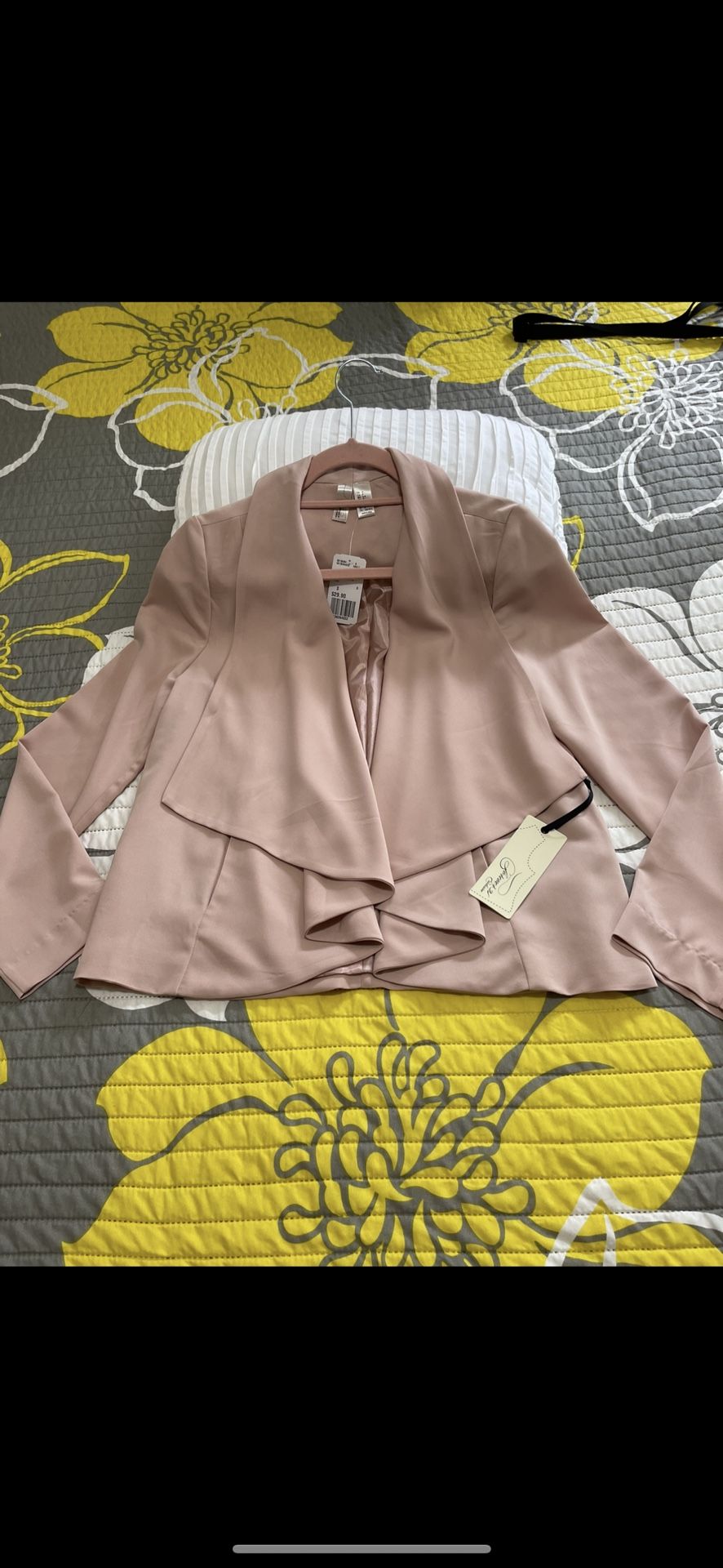 Forever 21 Blazer Size Small , Very good quality, it comes with a lining and is a pale pink color. New with tags.