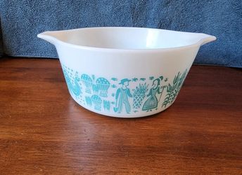 Vintage Pyrex AMISH BUTTERPRINT Casserole Dish Turquoise on Opal (474 - 1 1/2 quart)

1 piece (lid not included)

Stamp No: 474- B

Capacity: 1 1/2 qu