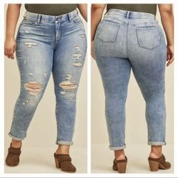 Torrid NWT Destroyed Size 30 Straight Leg bombshell Jeans