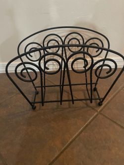 Metal magazine rack