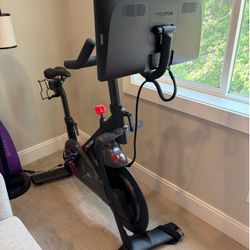 Peloton - barely used, self pickup in Bellevue