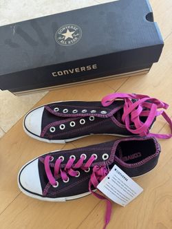 NEW Women’s Converse size 9