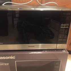 New Microwave! 2.2 Cu Feet