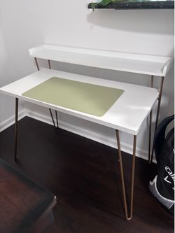 Free desk. Must pickup today.